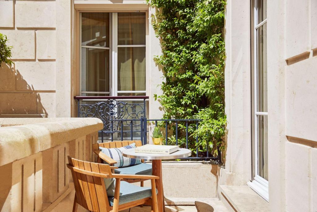 King Room with Balcony - Image 4