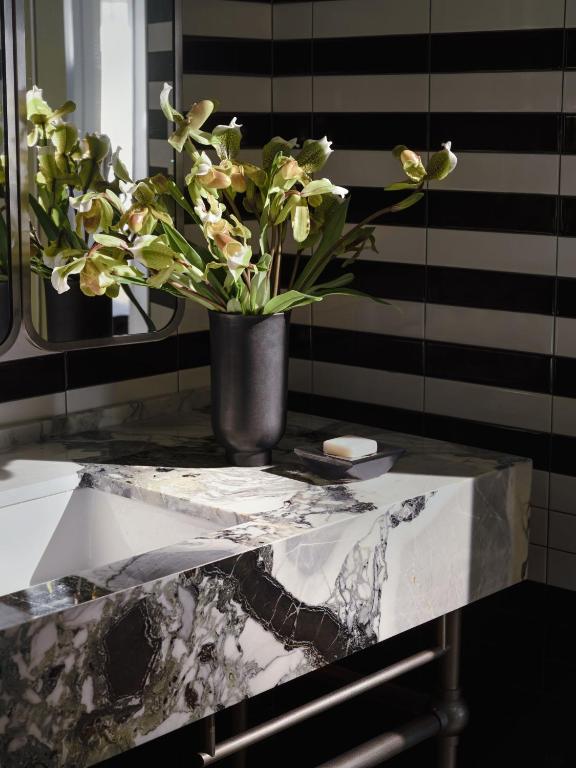 One-Bedroom Suite - Image 3