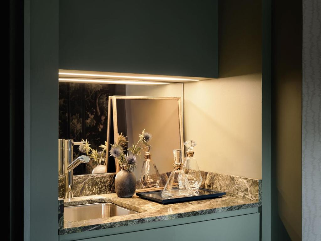 One-Bedroom Suite - Image 6