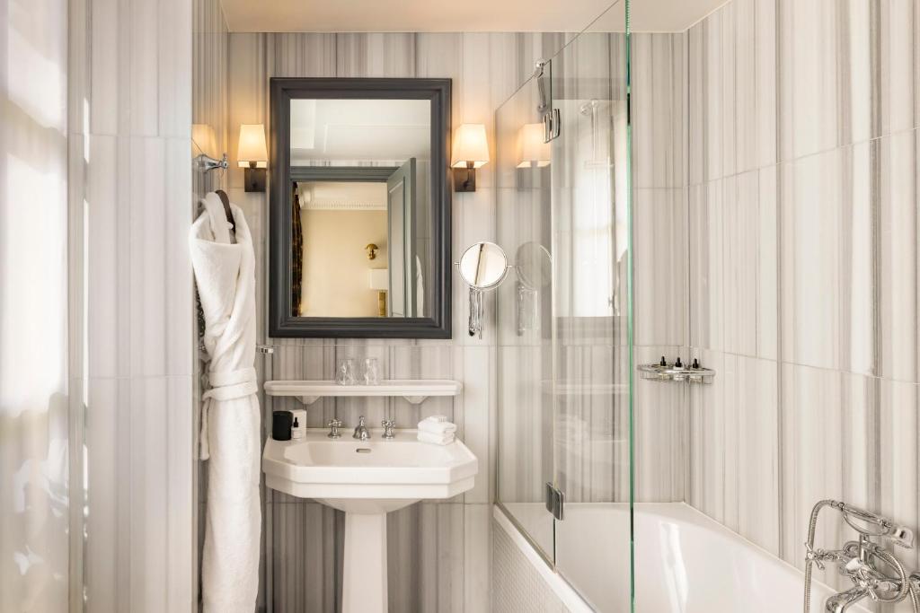 Deluxe Double or Twin Room - Image 6