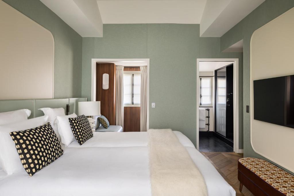 Deluxe Double or Twin Room - Image 9