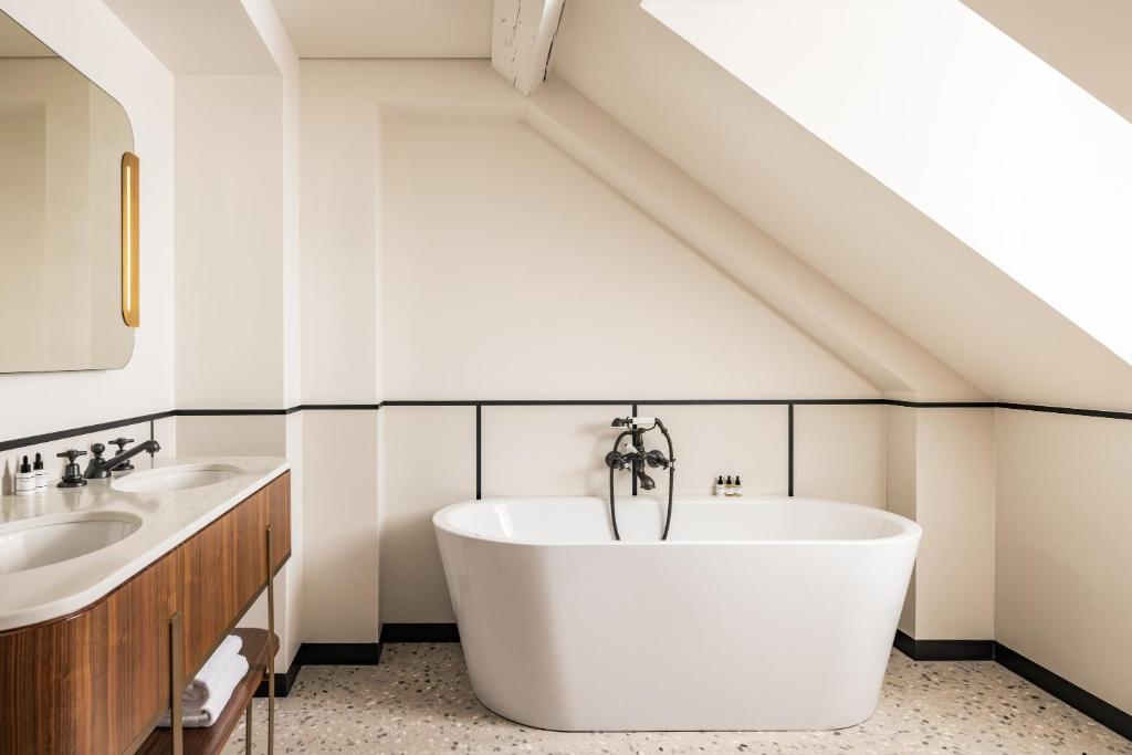 Executive Suite - Image 5