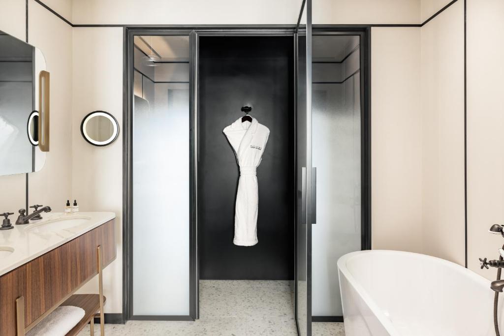 Suite - Image 1