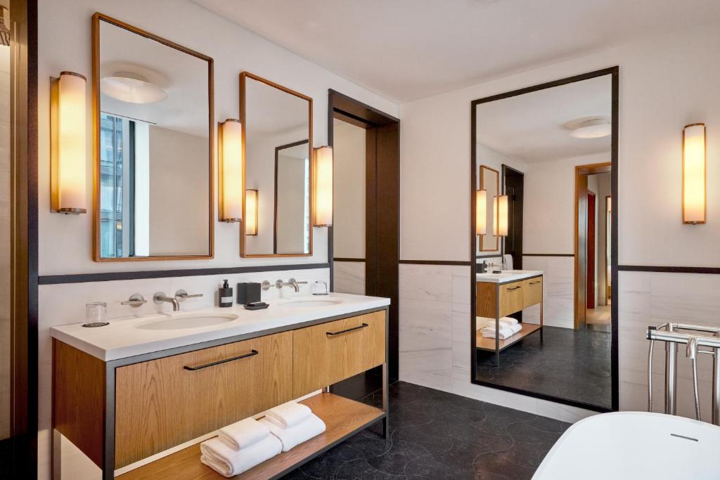 Corner One-Bedroom King Suite - Image 7