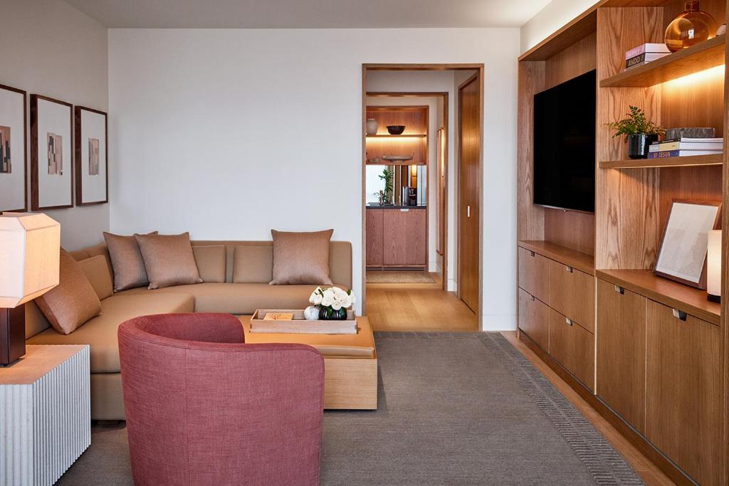 Corner One-Bedroom Suite, ADA - Image 11