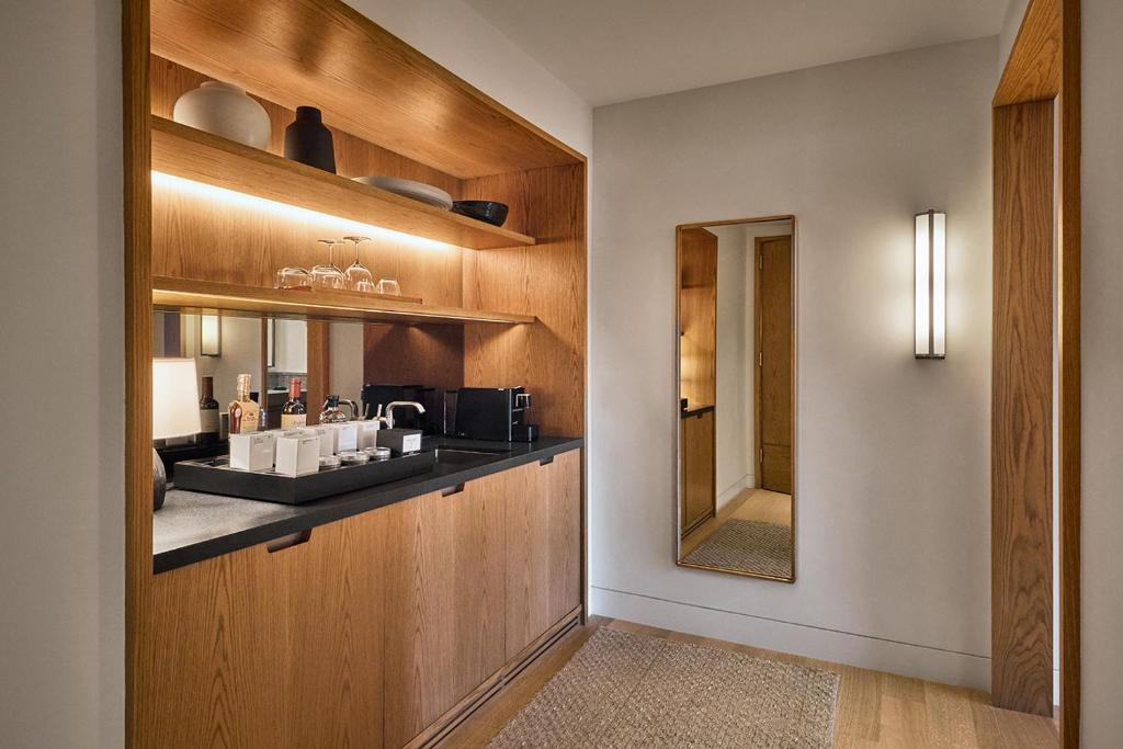 Corner One-Bedroom Suite, ADA - Image 8