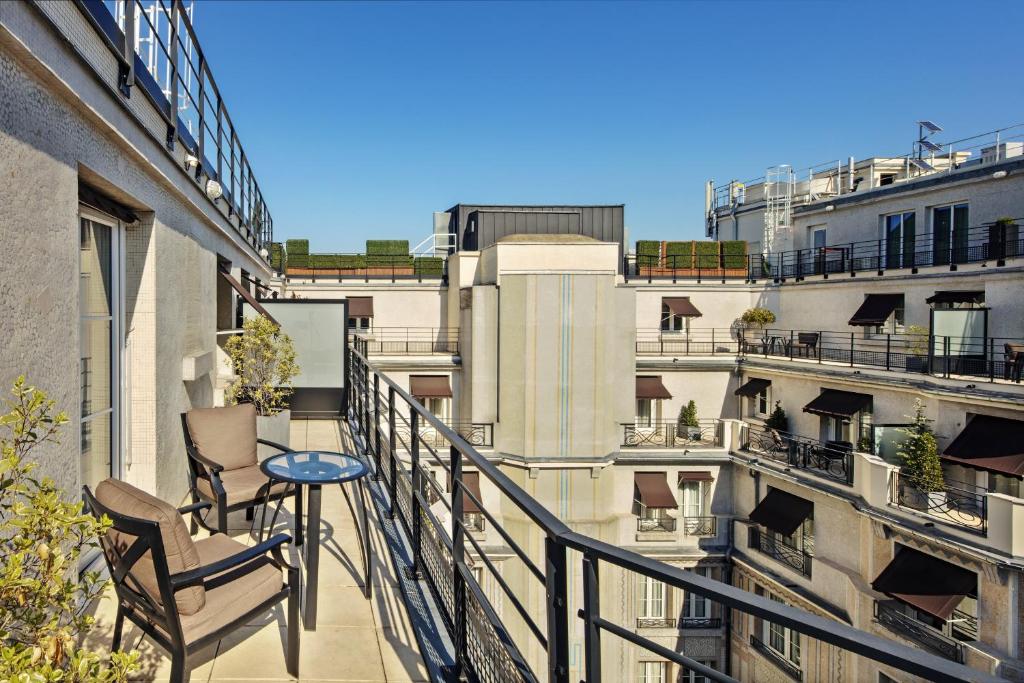 Art Deco Deluxe Balcony Patio, Guest room, 1 Super King, Courtyard view - Image 3