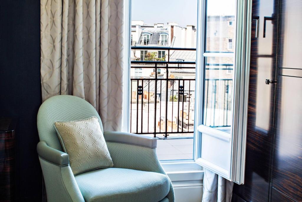Art Deco Deluxe Balcony Street, Guest room, 1 Super King, City view, Balcony - Image 1