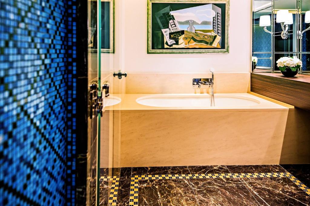 Macassar with View, 1 Bedroom Suite, City view - Image 14