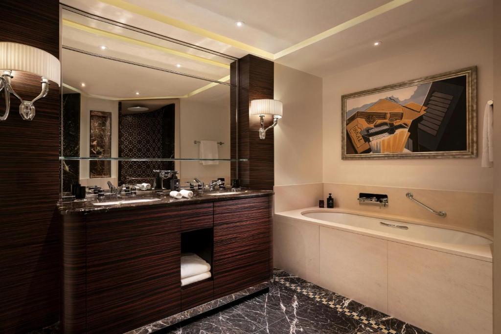 Macassar with View, 1 Bedroom Suite, City view - Image 20