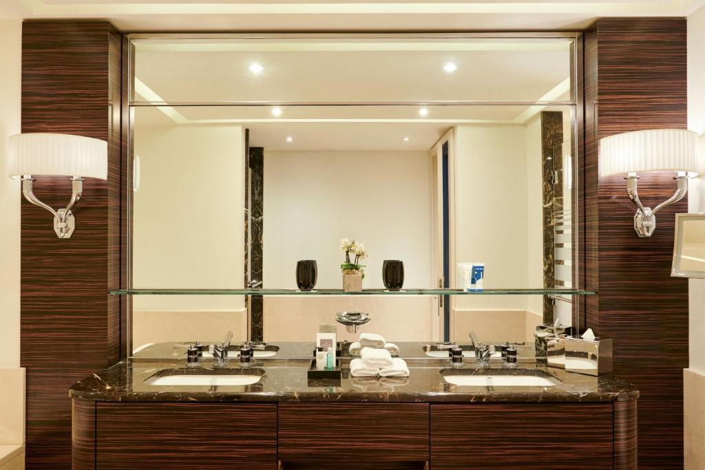 Macassar with View, 1 Bedroom Suite, City view - Image 9