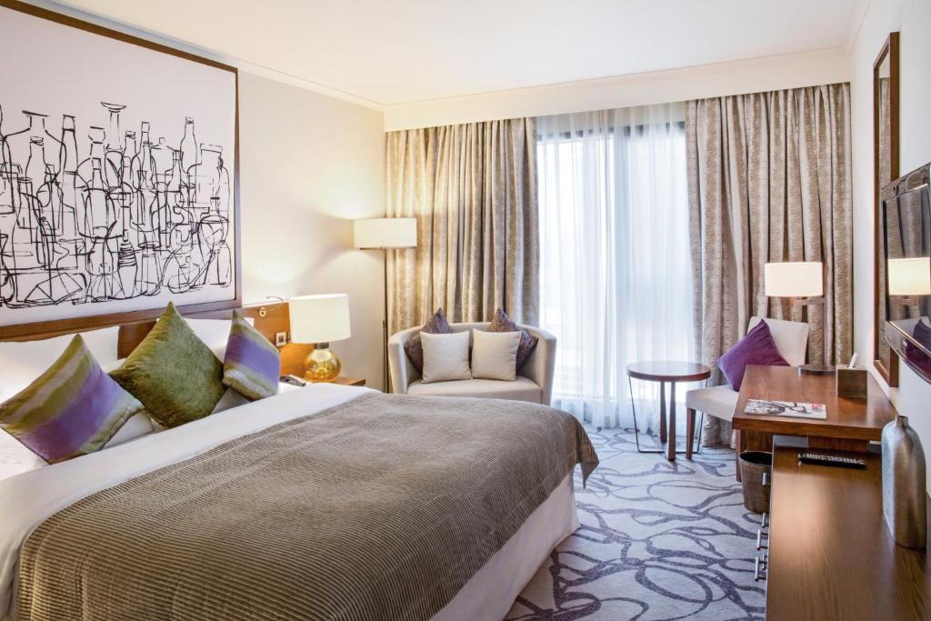 Two-Bedroom Apartment with City View - Image 2