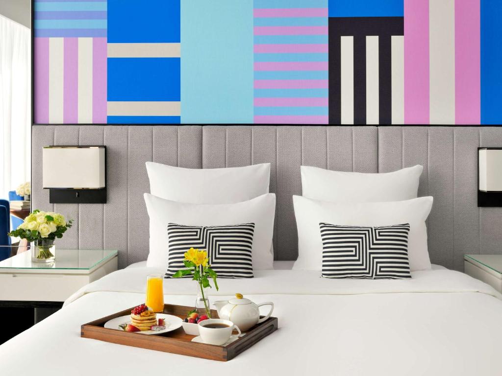 Executive King Room with Burj Khalifa View - Image 10