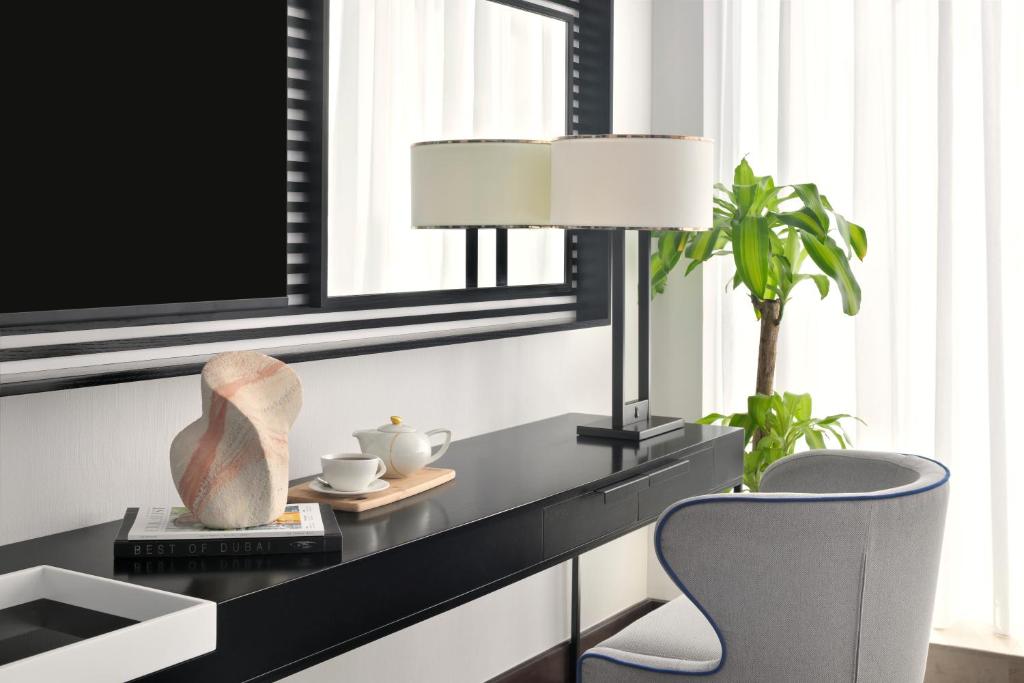 Executive King Room with Burj Khalifa View - Image 3