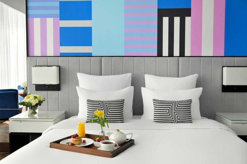 Executive King Room with Burj Khalifa View - Image 4