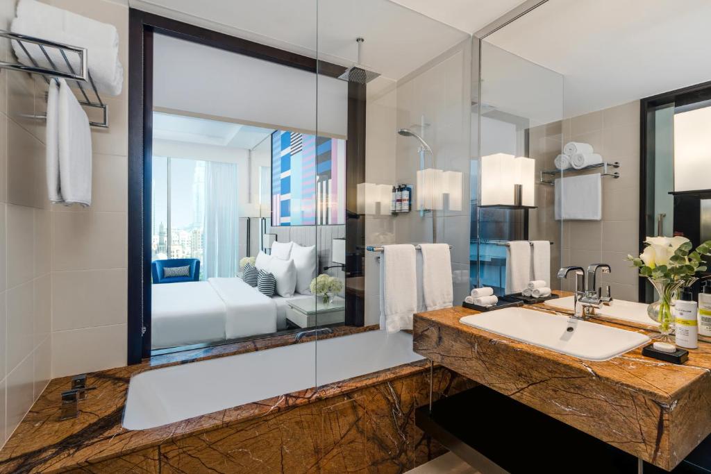 Executive King Room with Burj Khalifa View - Image 6