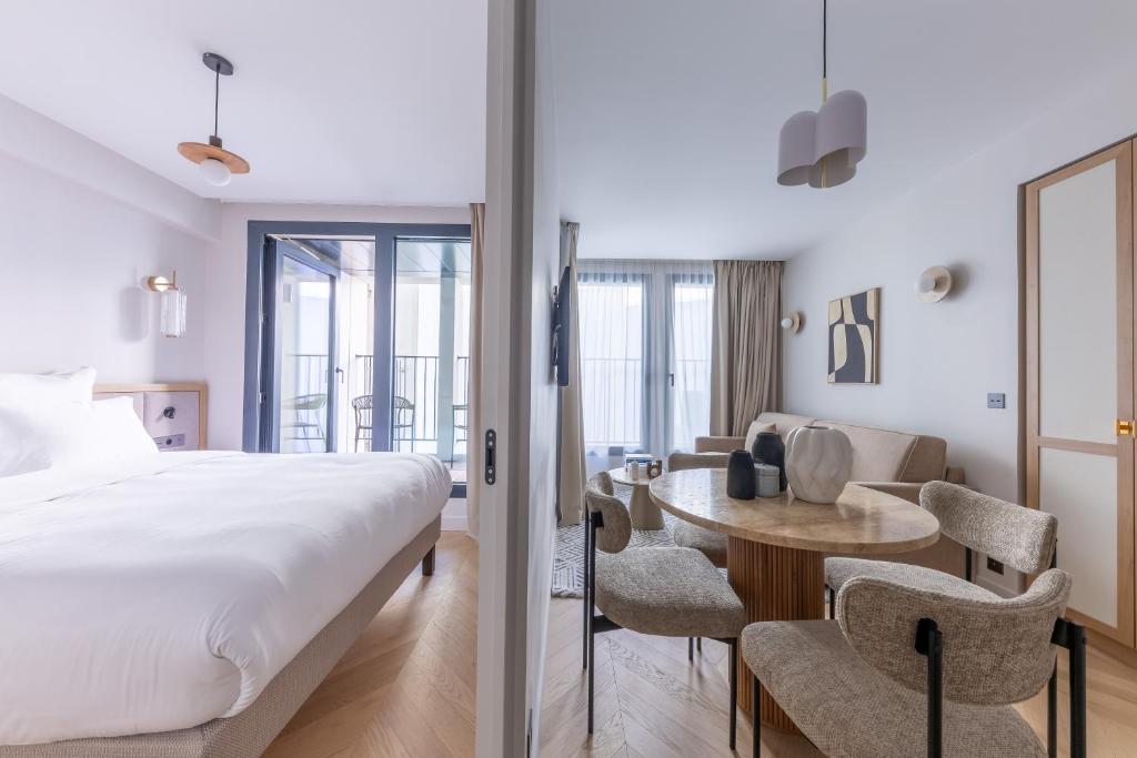 Apartment with Balcony - Image 11
