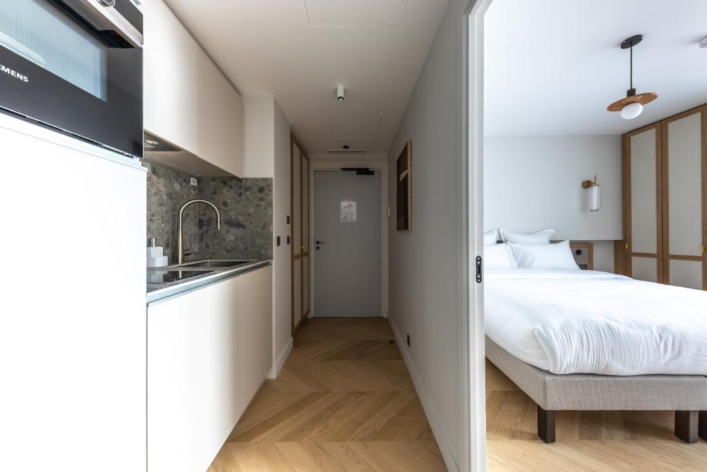 Apartment with Balcony - Image 5