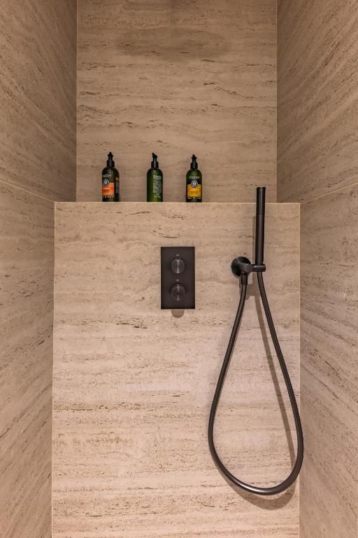 One-Bedroom Apartment with Balcony - Image 1