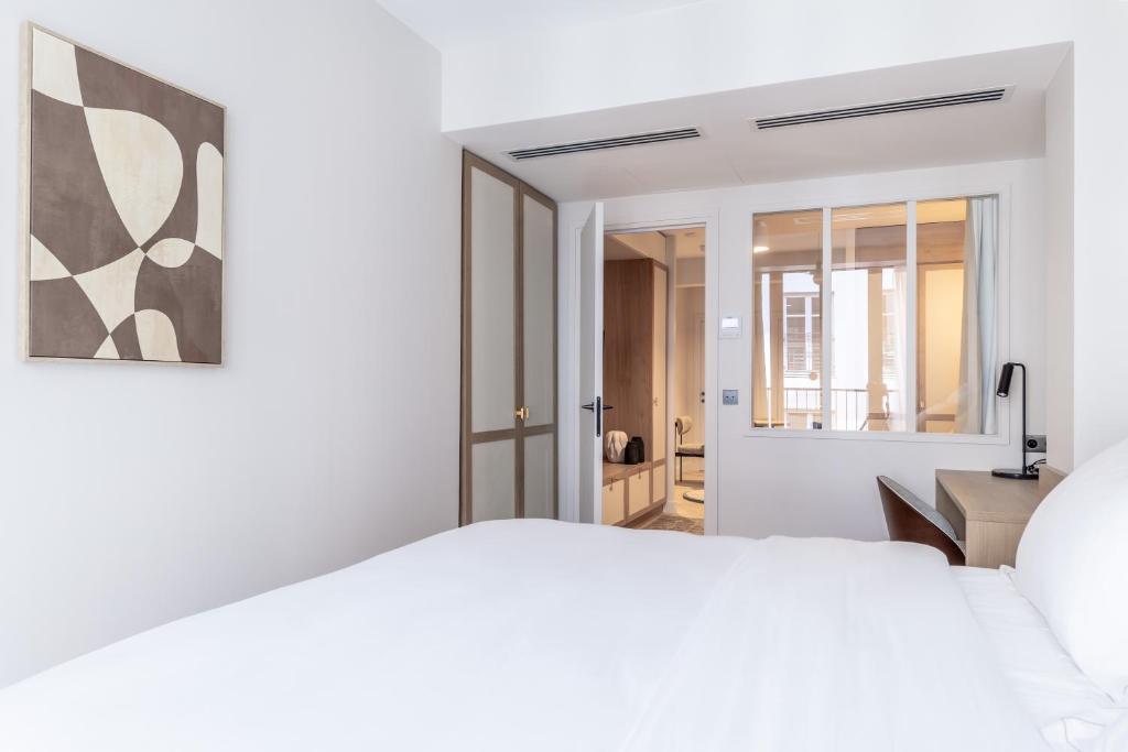 One-Bedroom Apartment with Balcony - Image 2