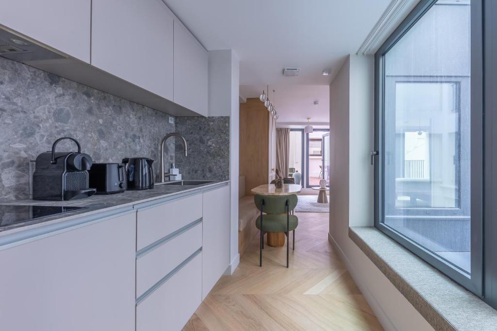 One-Bedroom Apartment with Terrace - Image 11