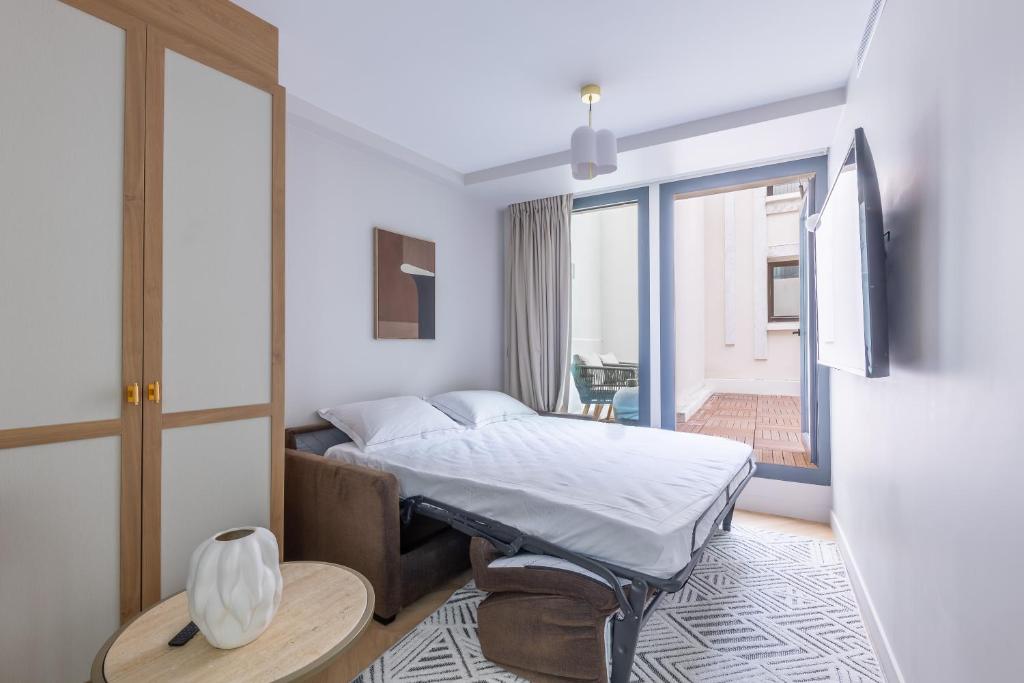One-Bedroom Apartment with Terrace - Image 12