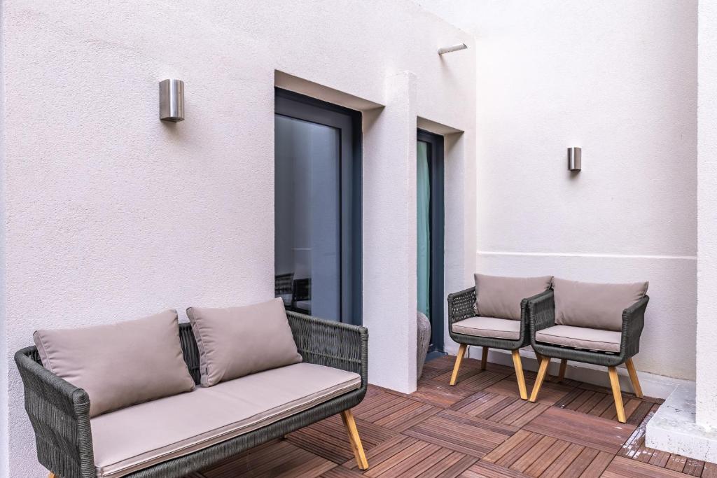 One-Bedroom Apartment with Terrace - Image 14