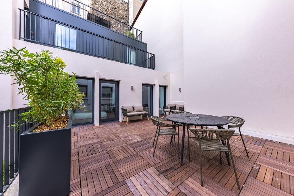 One-Bedroom Apartment with Terrace - Image 16