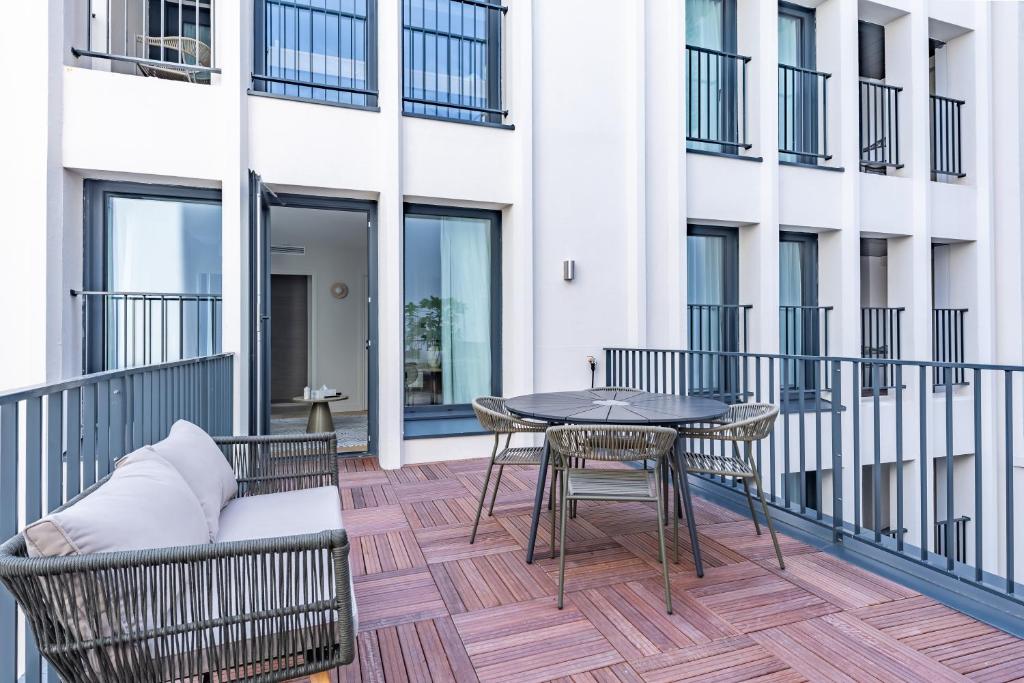 One-Bedroom Apartment with Terrace - Image 20