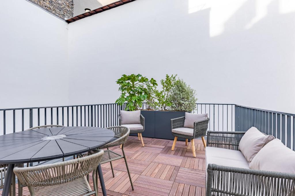 One-Bedroom Apartment with Terrace - Image 21