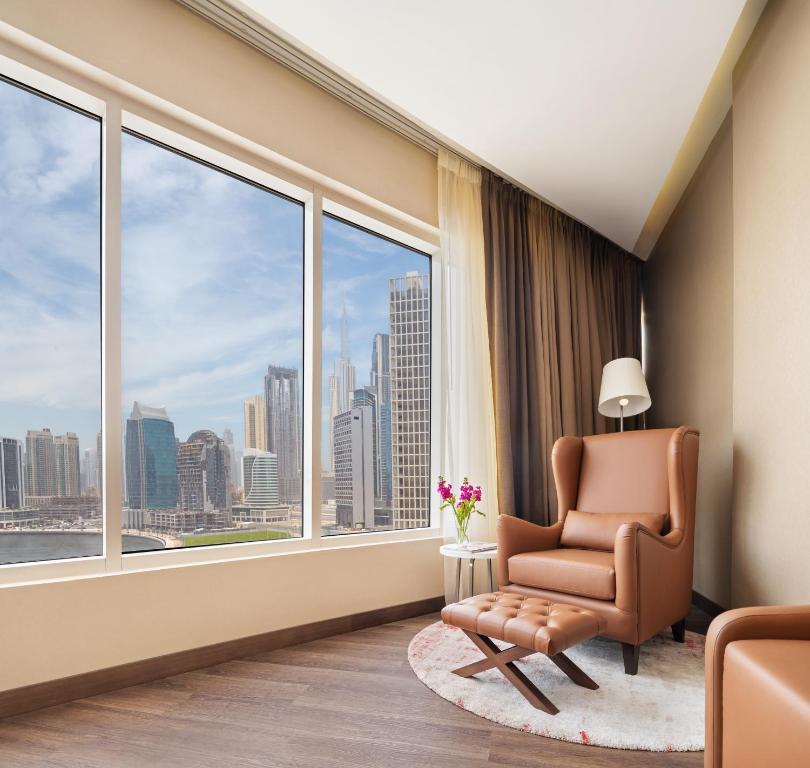 One-Bedroom Suite - Canal View with Lounge Access - Image 10