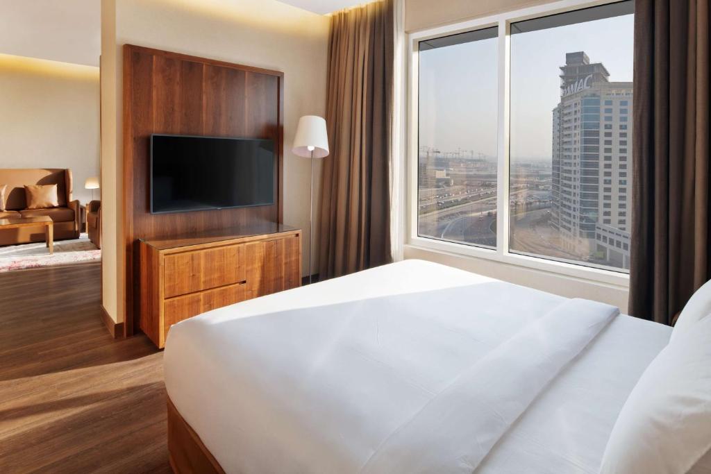 One-Bedroom Suite - Canal View with Lounge Access - Image 11
