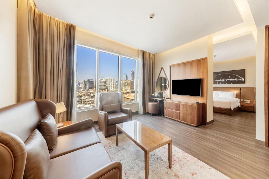 One-Bedroom Suite - Canal View with Lounge Access - Image 13