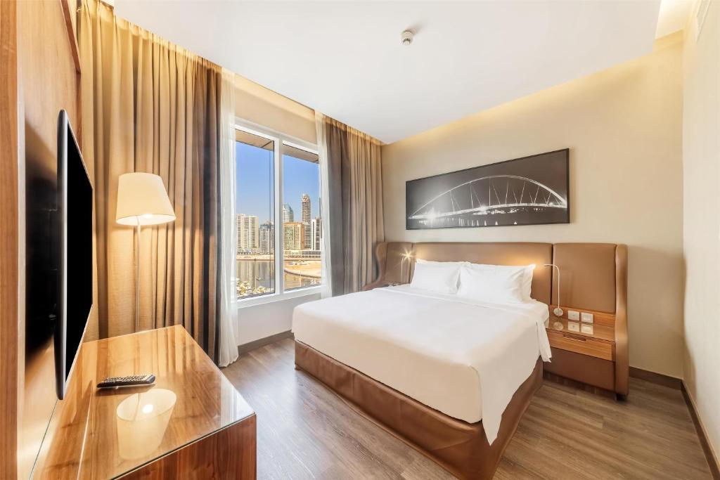 One-Bedroom Suite - Canal View with Lounge Access - Image 14