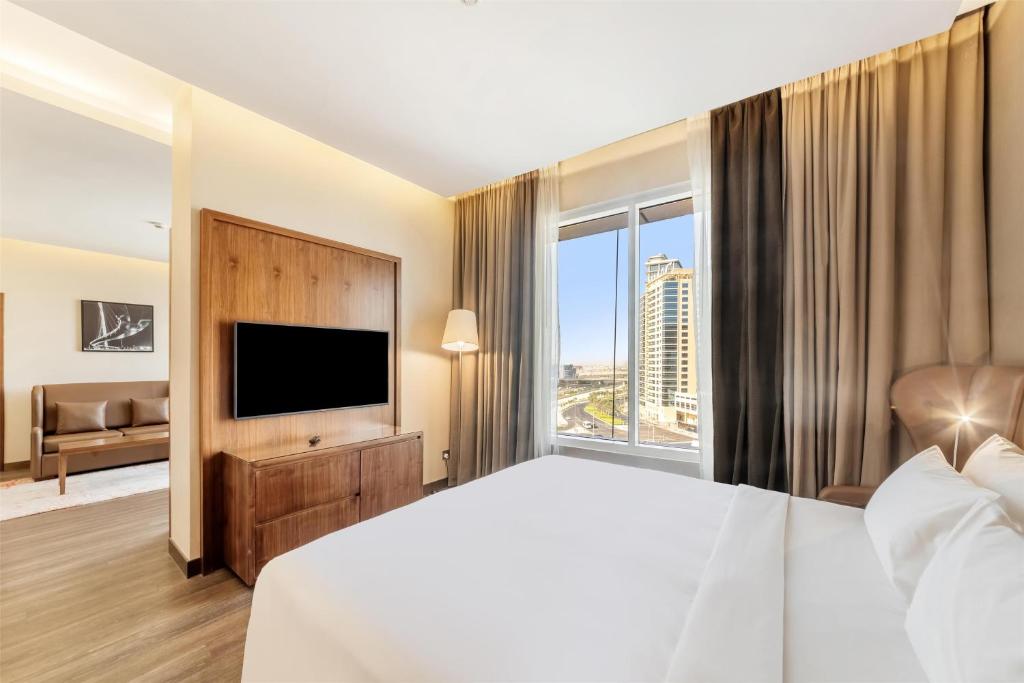 One-Bedroom Suite - Canal View with Lounge Access - Image 15