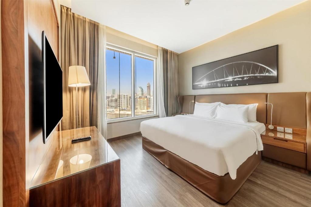 One-Bedroom Suite - Canal View with Lounge Access - Image 16