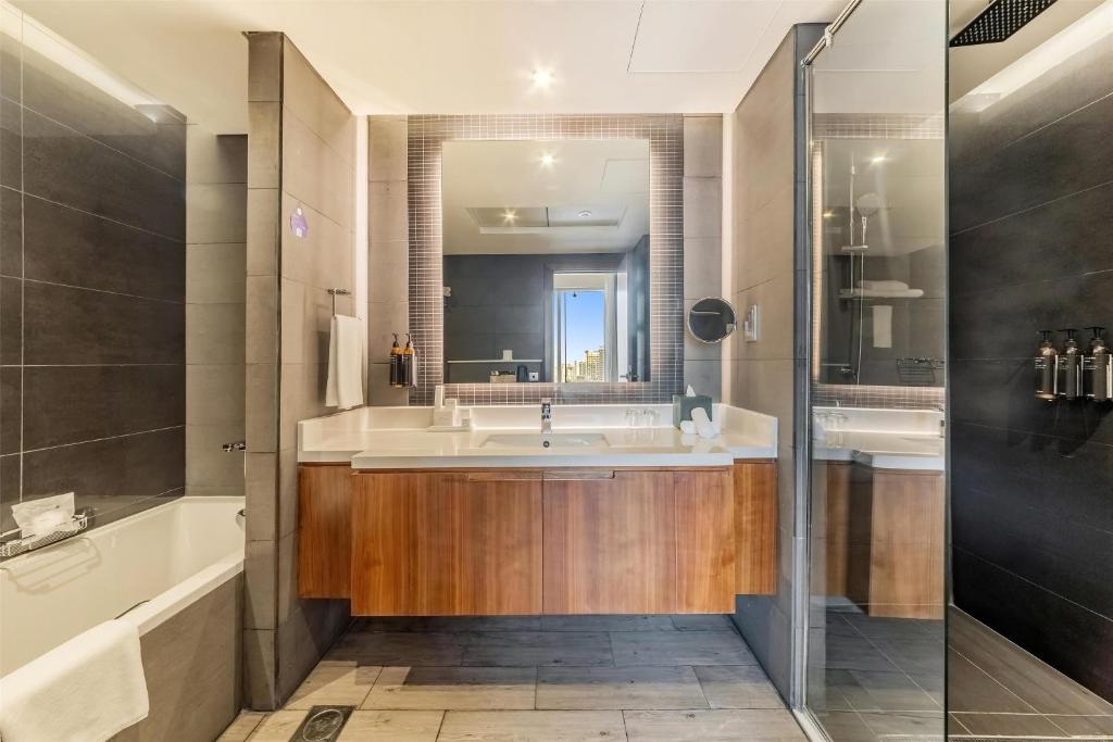 One-Bedroom Suite - Canal View with Lounge Access - Image 17