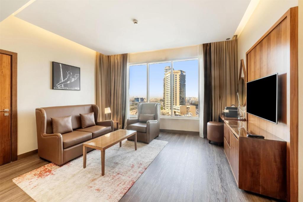 One-Bedroom Suite - Canal View with Lounge Access - Image 18