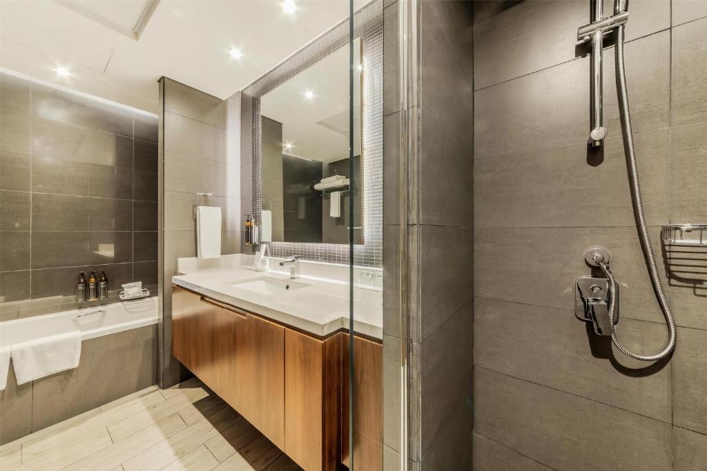 One-Bedroom Suite - Canal View with Lounge Access - Image 19