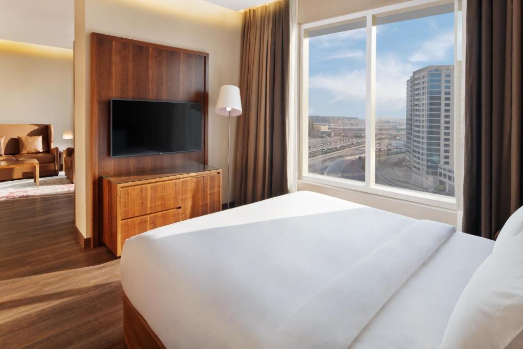 One-Bedroom Suite - Canal View with Lounge Access - Image 2