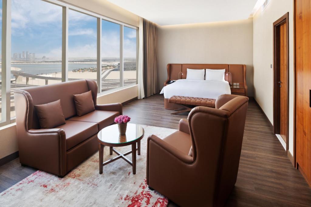 One-Bedroom Suite - Canal View with Lounge Access - Image 3