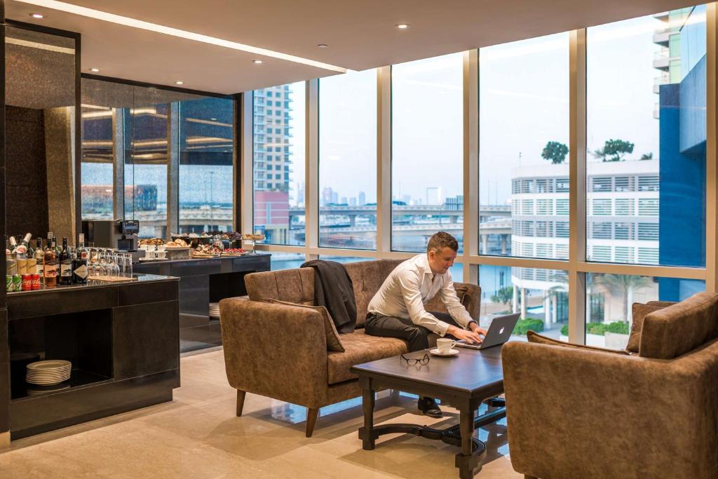 One-Bedroom Suite - Canal View with Lounge Access - Image 6