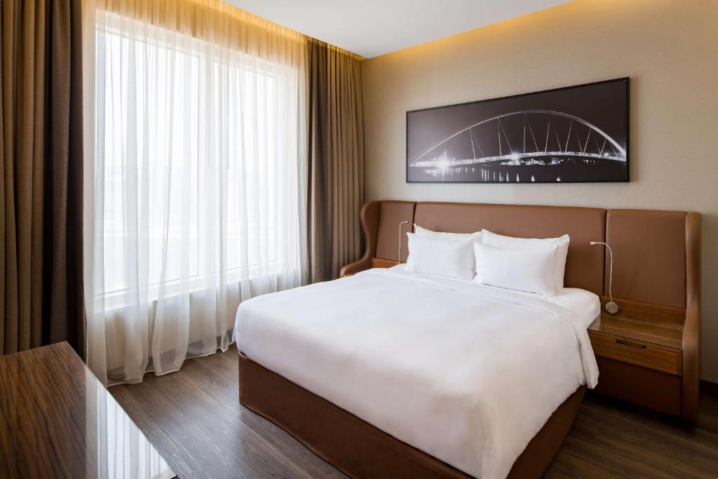 One-Bedroom Suite with Lounge Access - Image 13