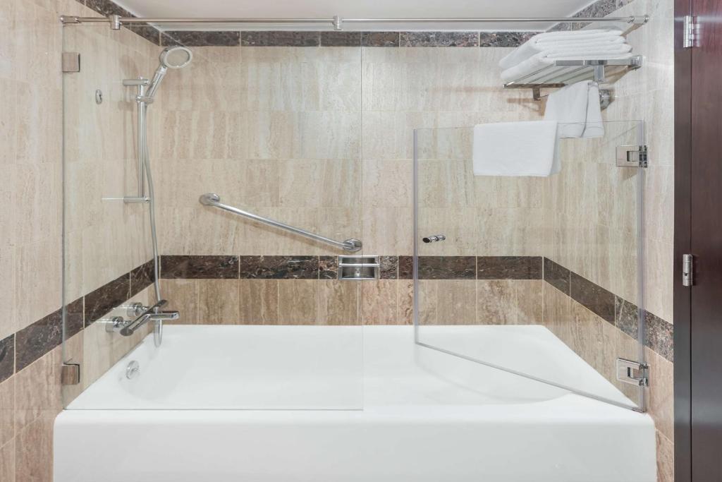 Executive Room with Balcony, Creek View and Lounge Access - Image 6