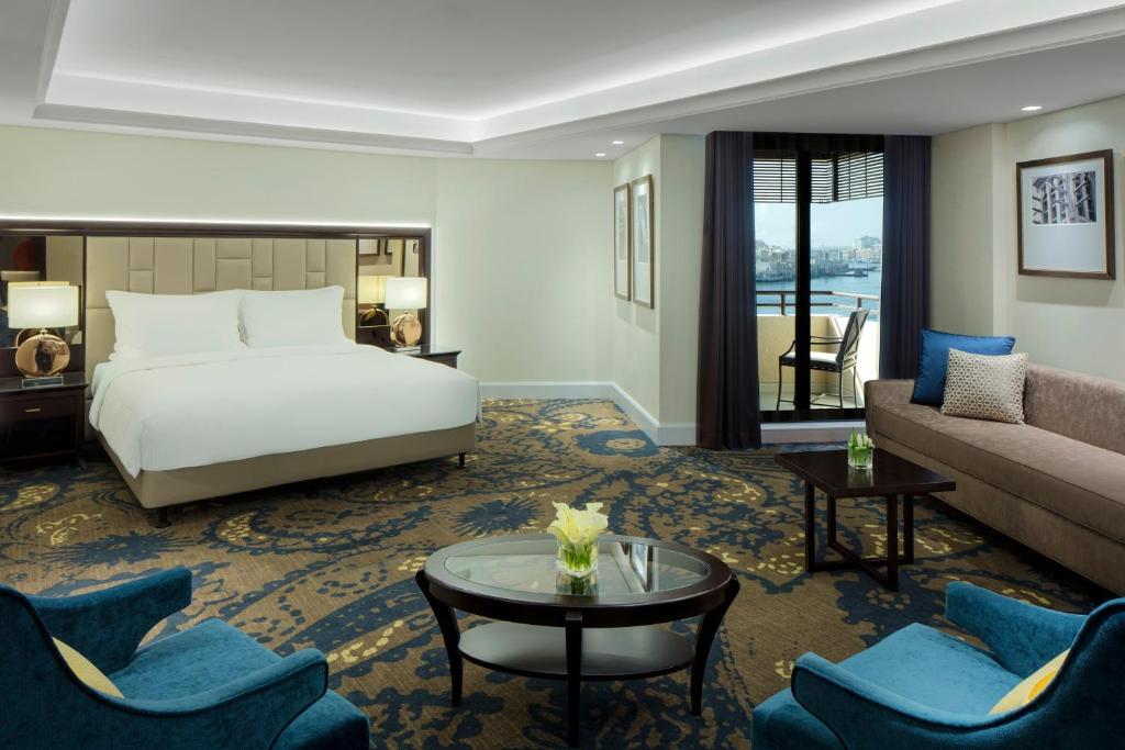 Grand Suite with Balcony, Creek View and Lounge Access - Image 3