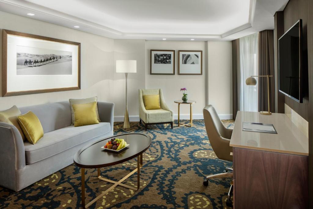 Grand Suite with Balcony, Creek View and Lounge Access - Image 4