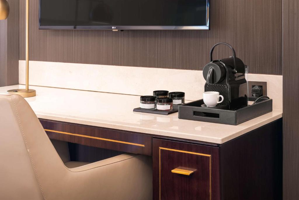Grand Suite with Balcony, Creek View and Lounge Access - Image 5