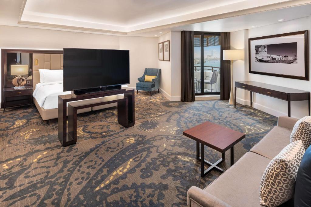 Grand Suite with Balcony, Creek View and Lounge Access - Image 6