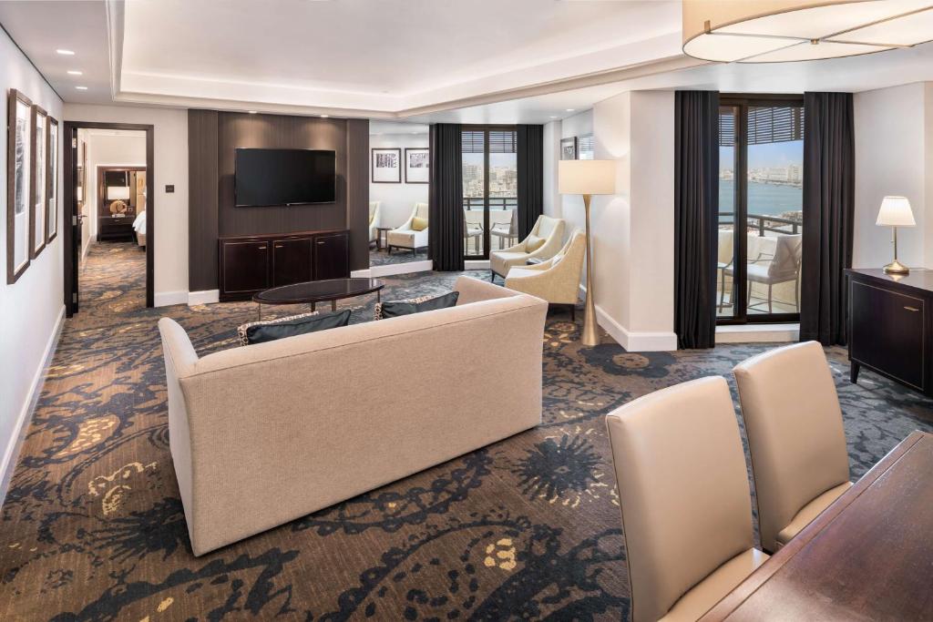 Grand Suite with Balcony, Creek View and Lounge Access - Image 7