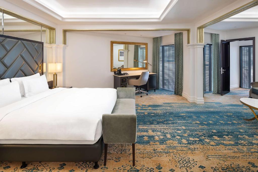 Presidential Suite with Creek View and Lounge Access - Image 10